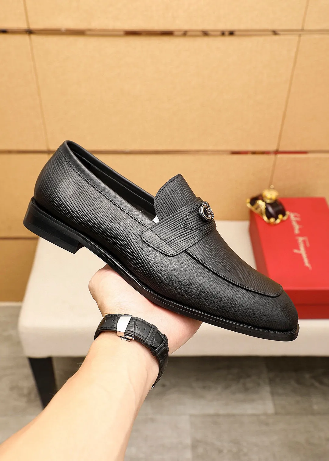 Men's shoes💰460💰 Product trademark: Ferragamo "Ferragamo" casual leather shoes Regular size: 38-44 (45🉑️customized) Product materials: Selected imported first-layer calfskin embossed upper + luxury hardware buckle, imported water-dyed cowhide leather lining. Strong three-dimensional visual effect, original outsole color: 1⃣️color optional